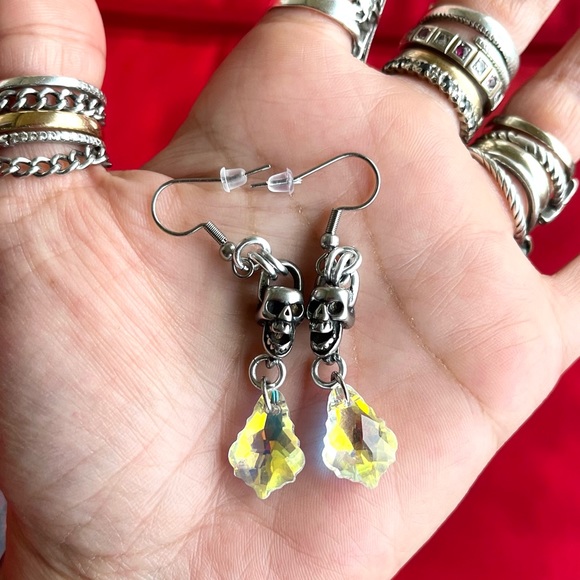 Stainless steel skull dangly earrings with iridescent yellow blue drop crystal - Picture 2 of 8